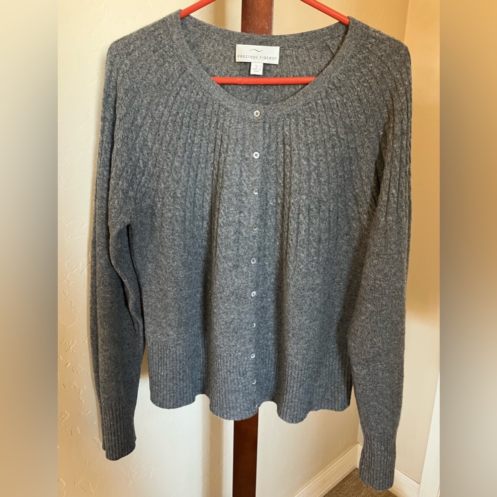 Cashmere Women’s Gray Cable Cardigan. 2-ply 100% cashmere round neck. EUC-Size L